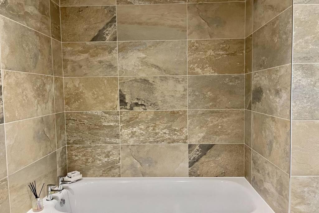 Lavender Apartment - Spacious Apartment Close To The Beach Deal Εξωτερικό φωτογραφία