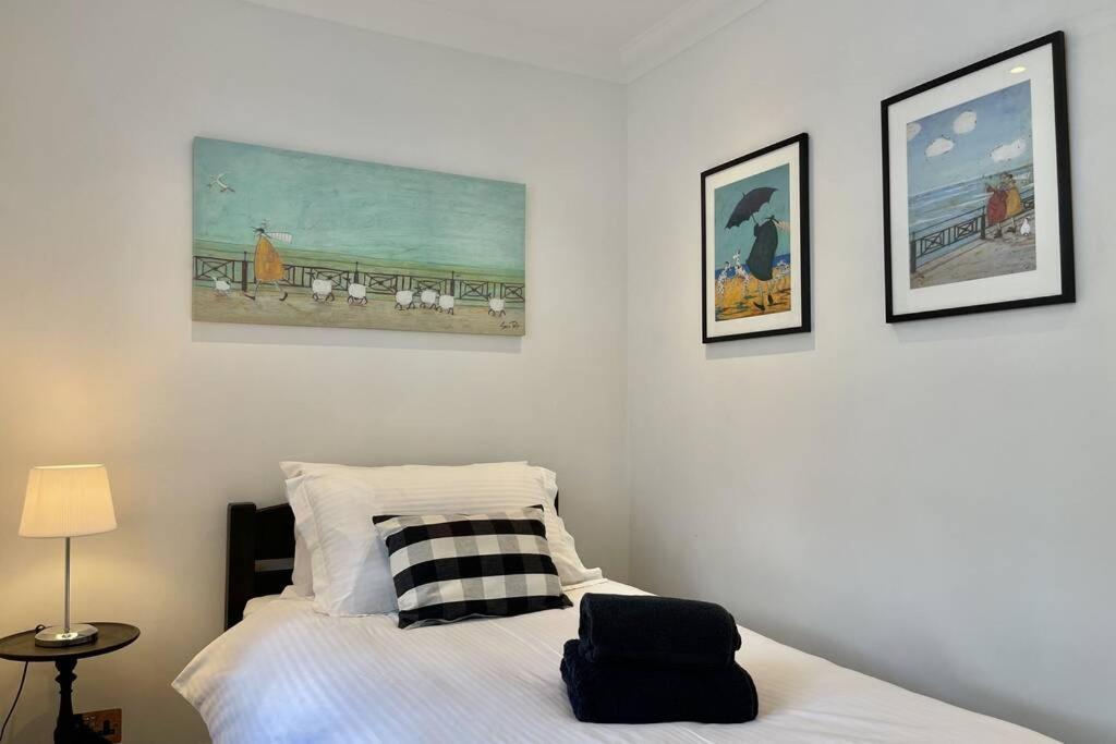 Lavender Apartment - Spacious Apartment Close To The Beach Deal Εξωτερικό φωτογραφία