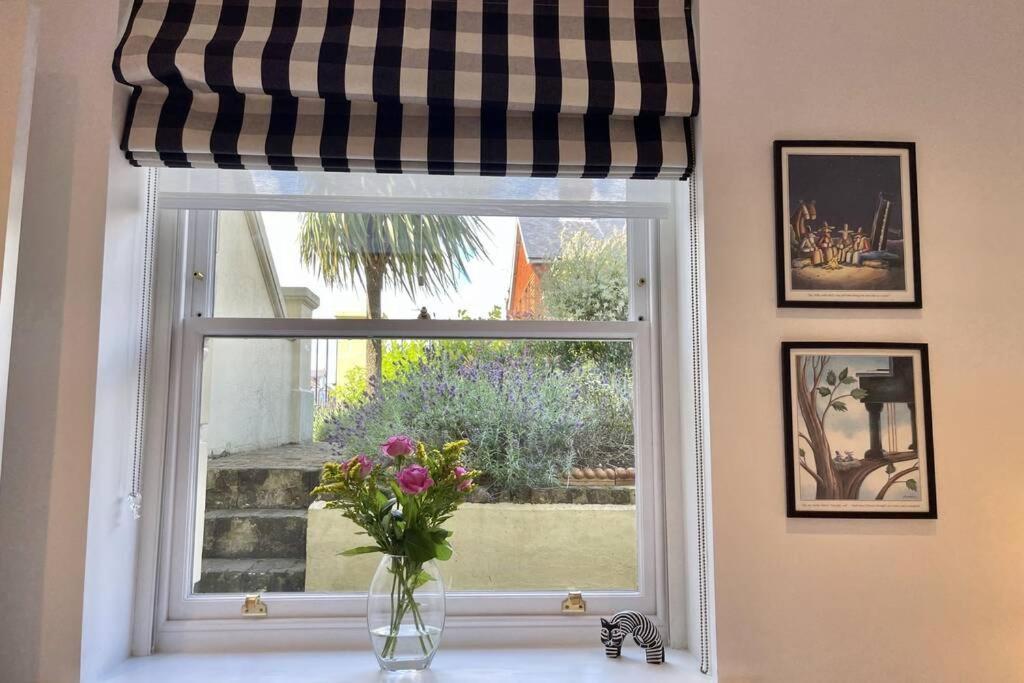 Lavender Apartment - Spacious Apartment Close To The Beach Deal Εξωτερικό φωτογραφία